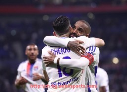 安博体育-法甲赛季进攻策略解析及球队应对方案研究